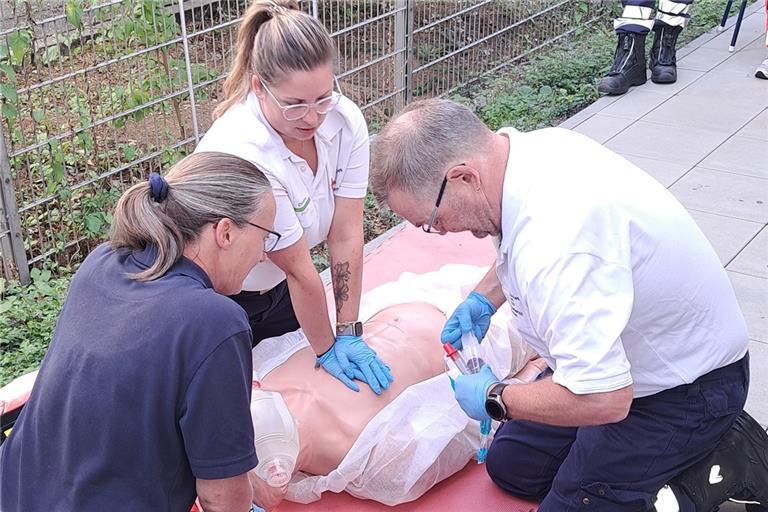 Die Traumaversorgung wird bei Schulungen an Puppen geübt. Foto: DRK-Kreisverband 