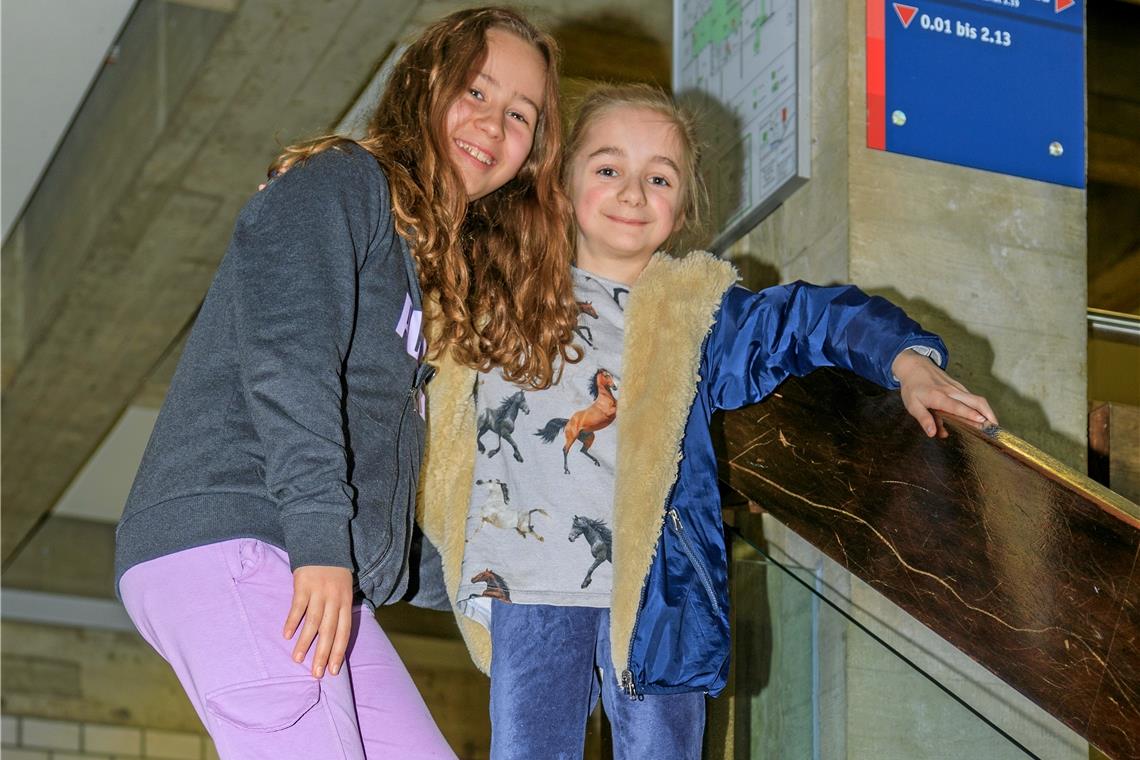 Schülerin hat seltene Glasknochenkrankheit Die Treppen im Gymnasium geht Lilia (rechts) – hier mit ihrer Freundin Erina, die auch in der 5a ist, – nicht so gerne, ist dann auch nur in Begleitung unterwegs. Foto: Stefan Bossow