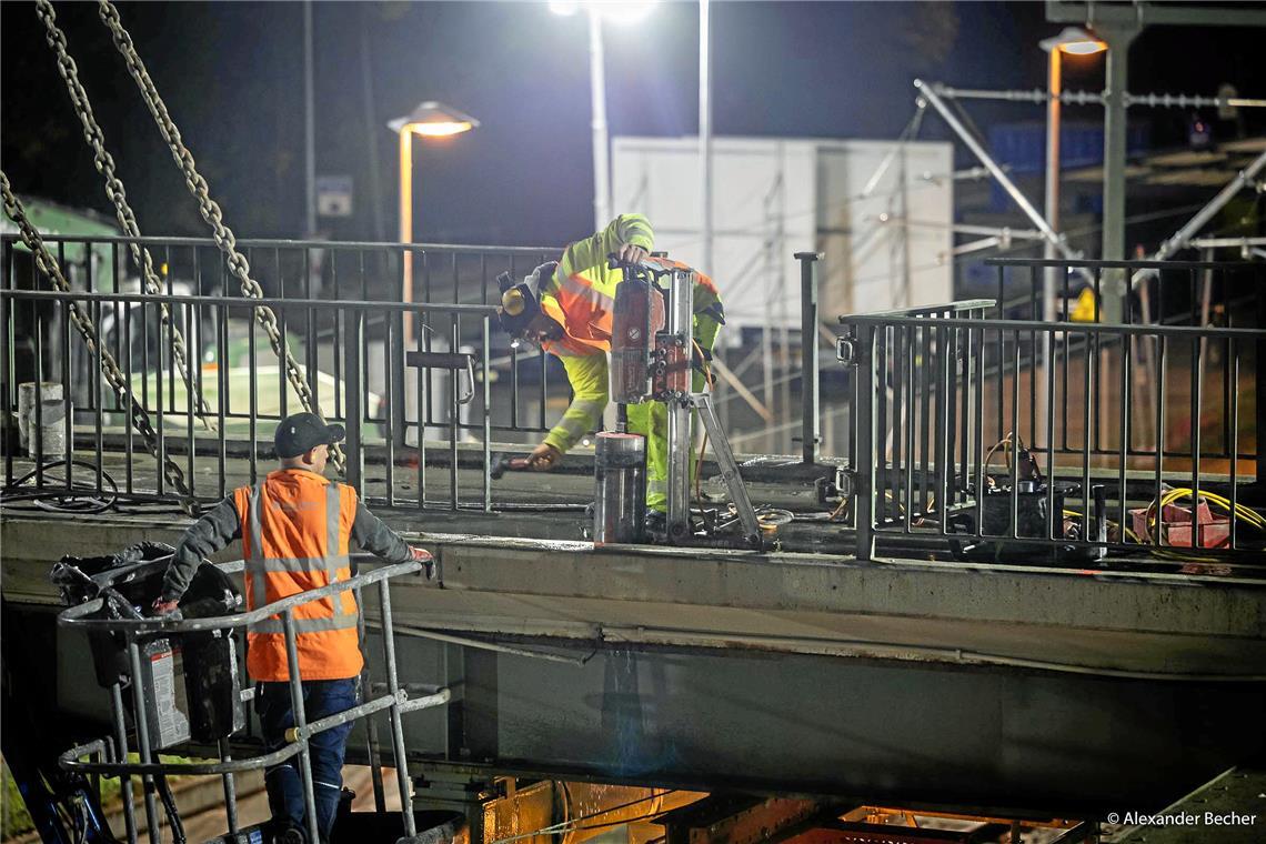 Die Treppen und Geländer der alten Brücke wurden bereits vorab entfernt. 