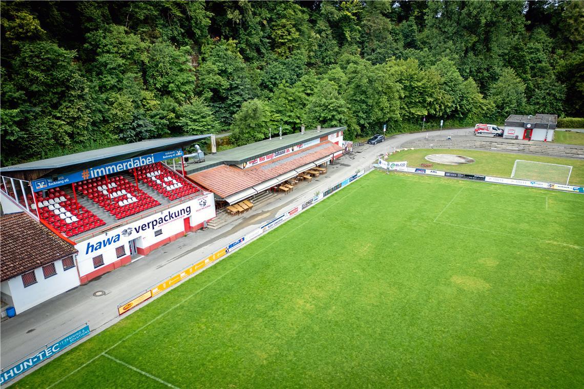 Die Tribüne des Etzwiesenstadions darf nicht mehr betreten werden, auch die Kabinen darunter sind gesperrt. Zum Umziehen bleibt nur noch der Pavillon rechts oben. Foto: Alexander Becher
