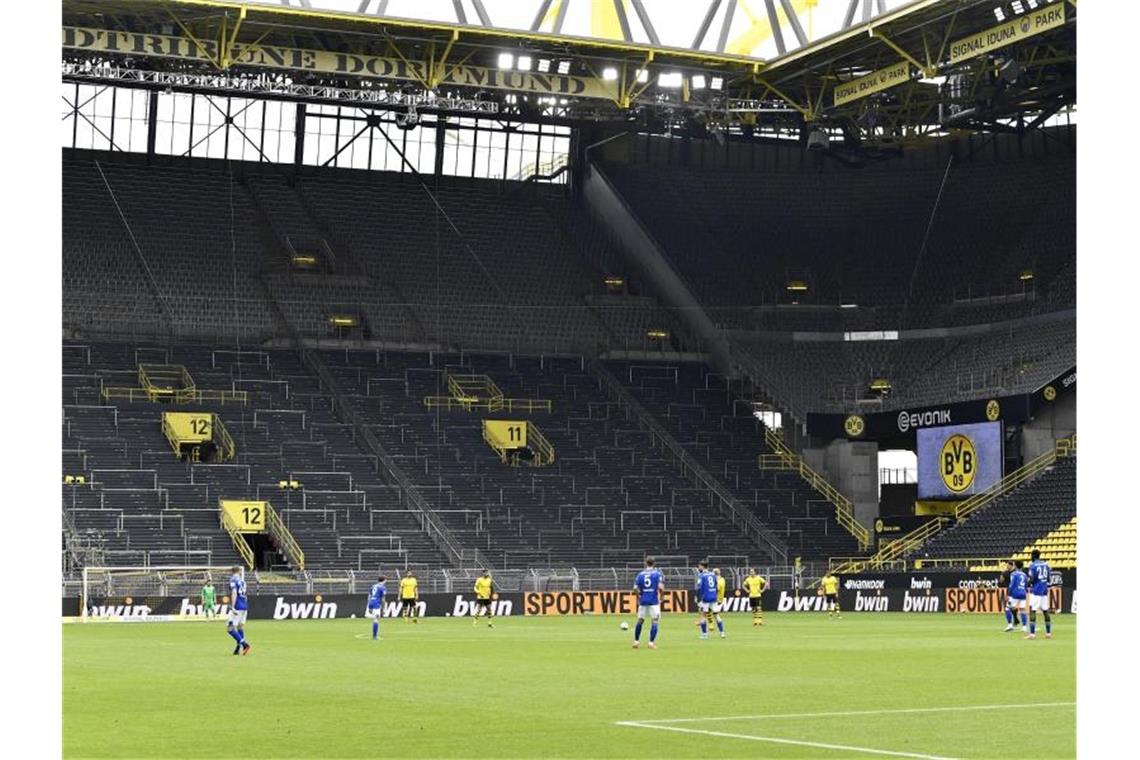 Die Tribünen blieben am 26. Spieltag leer. Foto: Martin Meissner/AP-Pool/dpa