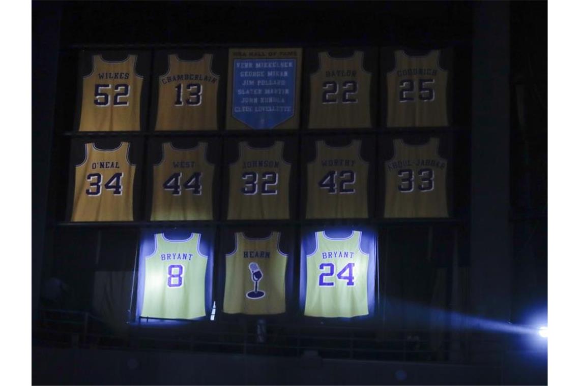 Die Trikots mit den Rückennummern 8 und 24 werden von den Lakers nicht mehr vergeben. Foto: Chris Carlson/AP/dpa