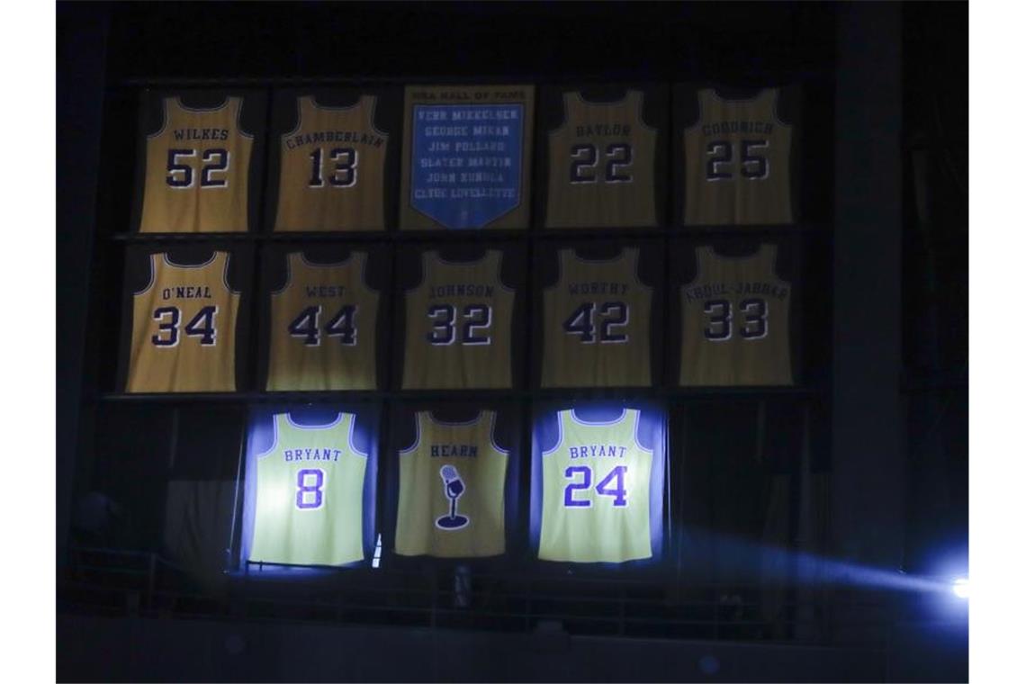 „Ruhe in Frieden“: Nowitzki und Sport-Welt trauern um Bryant Die Trikots mit den Rückennummern 8 und 24 werden von den Lakers nicht mehr vergeben. Foto: Chris Carlson/AP/dpa