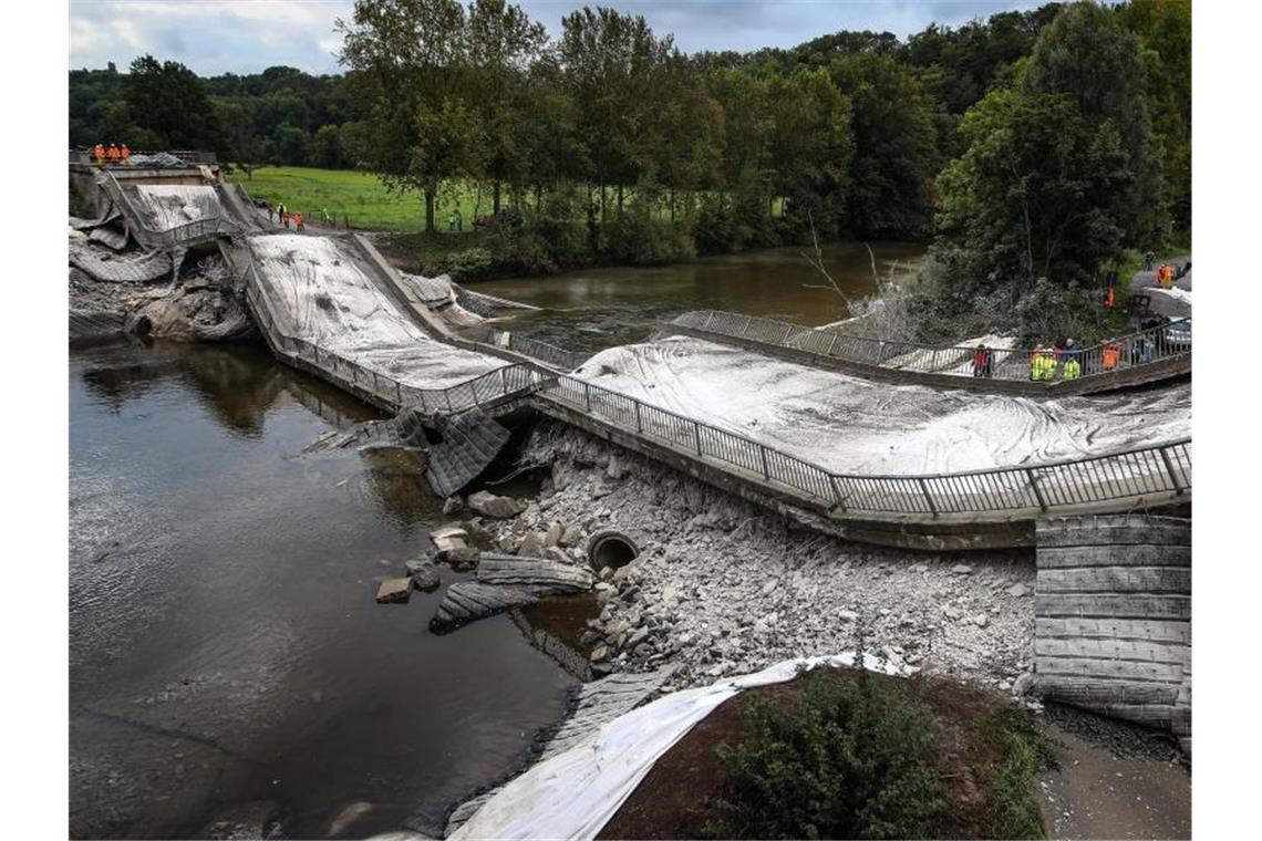 Schäden am Tragsystem: Enzbrücke Egelsee gesprengt Die Trümmer der Egelseebrücke liegen nach einer kontrollierten Sprengung in der Enz. Foto: Christoph Schmidt/dpa