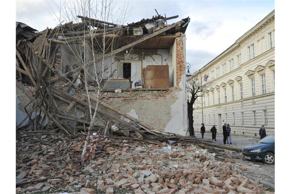 Die Trümmer eines Gebäudes in der kroatischen Kleinstadt Petrinja liegen nach einem Erdbeben auf der Straße. Foto: --/AP/dpa/Archivbild