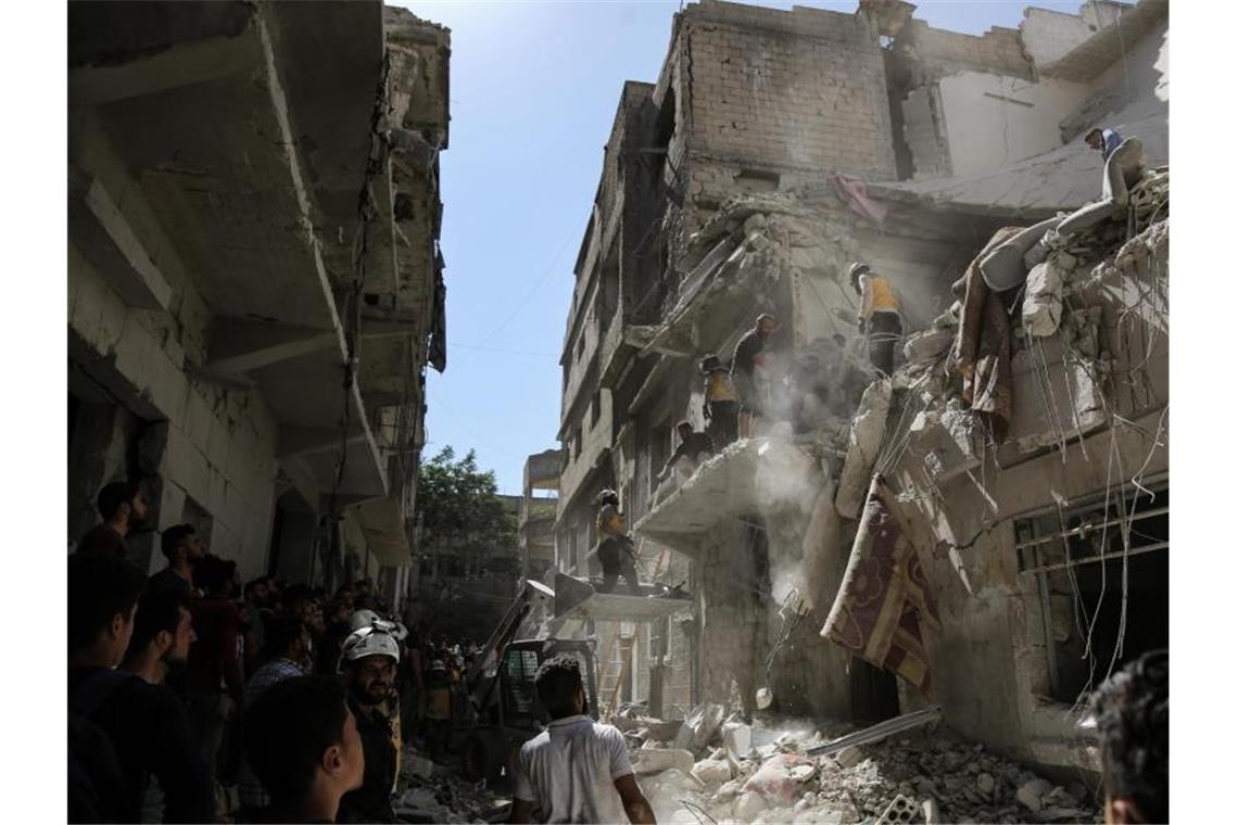 Zahlreiche Tote bei Luftangriff auf syrisches Rebellengebiet Die Trümmer eines Hauses in der Stadt Ariha werden nach Überlebenden und Opfern durchsucht. Foto: Anas Alkharboutli