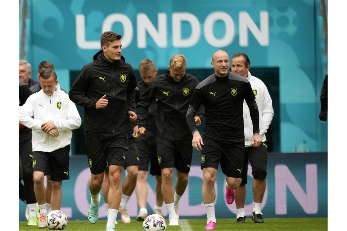 Das bringt der Tag bei der Fußball-EM Die Tschechen um Stürmer Patrik Schick (l) bereiten sich auf das Spiel gegen England vor. Foto: Frank Augstein/AP/dpa