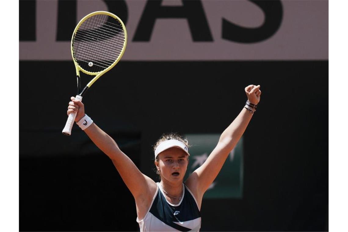 Die Tschechin Barbora Krejcikova jubelt, sie steht in Paris im Halbfinale. Foto: Thibault Camus/AP/dpa