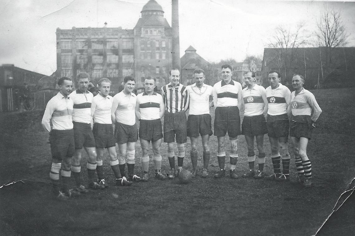 Veto verhindert Fußball in Sachsenweiler Die TSG Backnang bestritt 1952 gegen eine Schweizer Mannschaft ein internationales Spiel. Das fand bereits wieder in den Etzwiesen statt. Doch in den ersten Spielen nach dem Zweiten Weltkrieg musste die Backnanger Elf noch auf dem Sportplatz der Firma Adolff ihr Können präsentieren. Foto: TSG Backnang