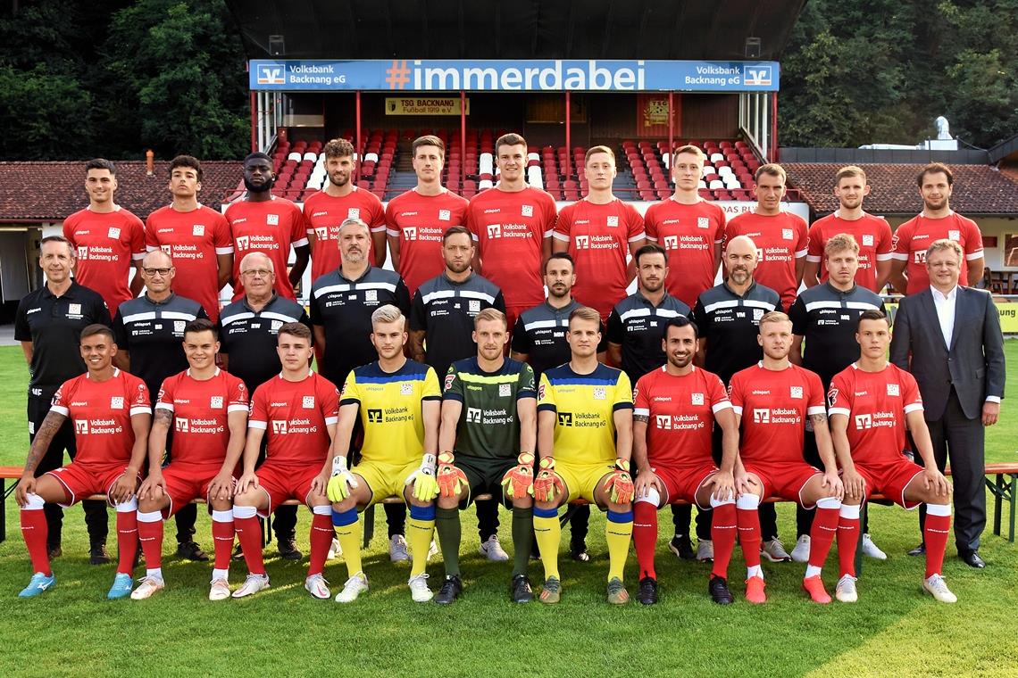 Die TSG Backnang fiebert der zweiten Oberliga-Saison nach dem Wiederaufstieg entgegen. Hinten von links: Mert Tasdelen, Niklas Kalafatis, Marcus Kasongo-Ndijele, Marc Bitzer, Thomas Doser, Michl Bauer, Leon Maier, Loris Maier, Julian Geldner, Jannik Dannhäußer, Shqiprim Binakaj. Mitte: Sportchef Marc Erdmann, Betreuer Bernd Dannhäußer und Rolf Wörner, Torwarttrainer Marc Hess, Co-Trainer Julian Schieber, Spielertrainer Mario Marinic, Scout David Kienast, Physiotherapeut Volker Max, Teammanager Michael Quattlender und Sponsorenvertreter Jürgen Schwab. Vorne: Benito Baez-Ayala, Niklas Pollex, Adnan Rakic, Julian Guttenson, Marcel Knauß, Mika Wilhelm, Oguzhan Biyik, Sebastian Gleißner und Christian Weiller.Foto: T. Sellmaier