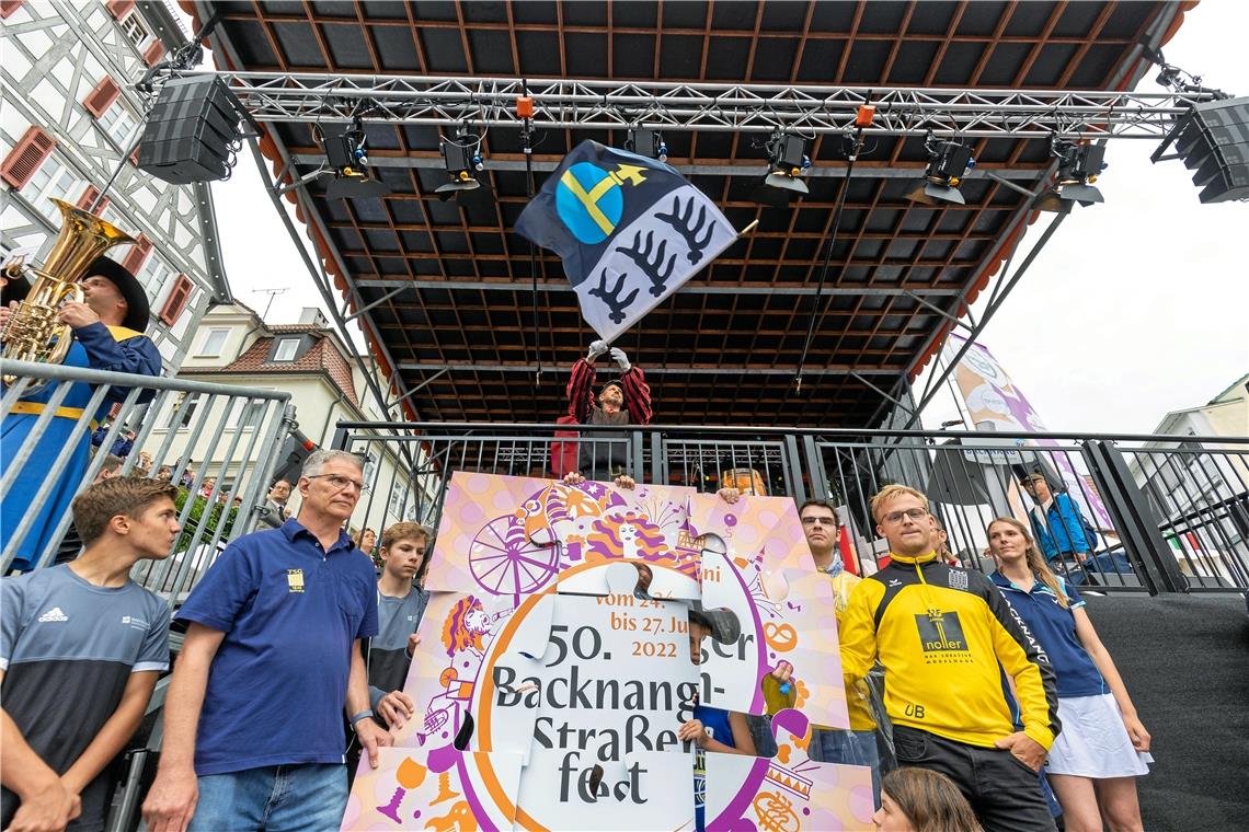 Traditionelle Straßenfest-Eröffnung mit kleinen Überraschungen Die TSG Backnang wurde mit einem großen Puzzle auf der Bühne geehrt.