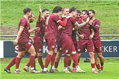 Die TSG-Fußballer bilden derzeit eine schlagkräftige Einheit und bejubeln den Heimsieg gegen die Young Boys Reutlingen. Foto: Tobias Sellmaier