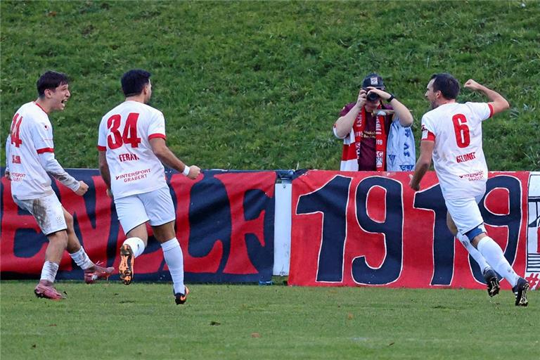 Die TSG-Spieler Julian Geldner, Ali Ferati und Mark Gashi (von rechts) bejubeln den Backnanger Siegtreffer. Foto: Alexander Hornauer