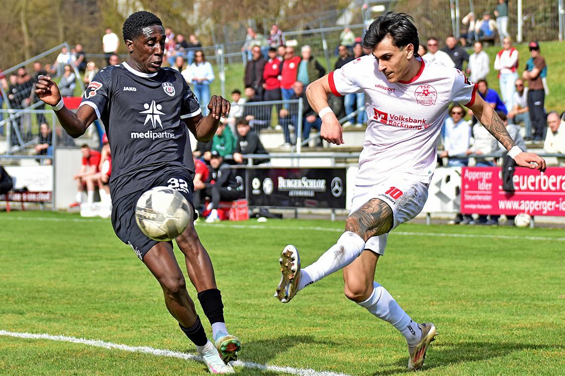 Die TSG um den eiskalten Elfmeterschützen Flavio Santoro (rechts) schafft gegen Reutlingen immerhin noch ein 2:2. Foto: Tobias Sellmaier