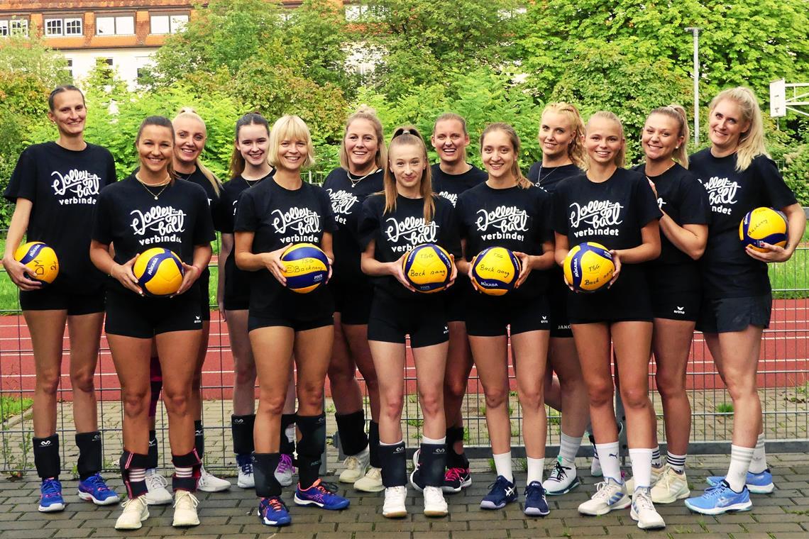 TSG Backnang Volleyball: Mit unverändertem Kader eine Etage höher am Ball Die TSG-Volleyballerinnen blicken der neuen Saison entgegen. Hintere Reihe von links: Emily Stückelmaier, Vanessa Maglica, Sarah Neubert, Andrea Lachenmaier, Melanie Wunderlich, Milana Schroeder, Caroline Leuz, Alexandra Berger. Vorne: Jana Menke, Anne Pötzl, Julia Ebert, Florentine Walter, Gwen Szabo. Es fehlen Kim Prade, Iva Maglica, Markus Sutterer. Foto: privat