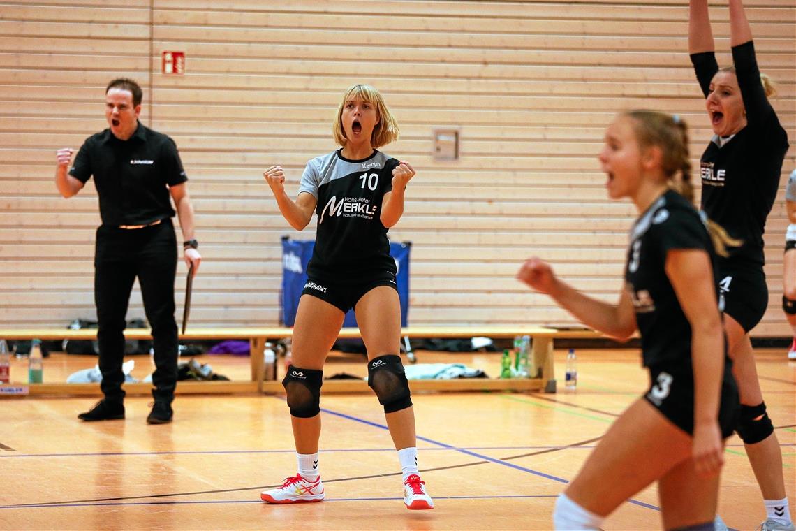 Die TSG-Volleyballerinnen um Anne Pötzl wollen einen Heimsieg bejubeln. Foto: A. Becher