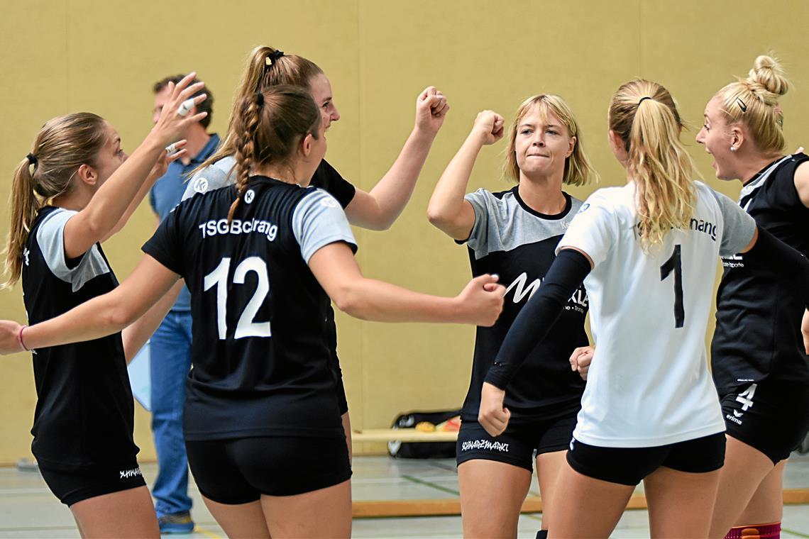 Hart erkämpfter Sieg im Kellerduell für die Volleyballerinnen der TSG Backnang Die TSG-Volleyballerinnen um Kapitänin Anne Pötzl (Mitte) bejubeln gegen Heidelberg einen wichtigen Heimsieg. Archivfoto: Tobias Sellmaier