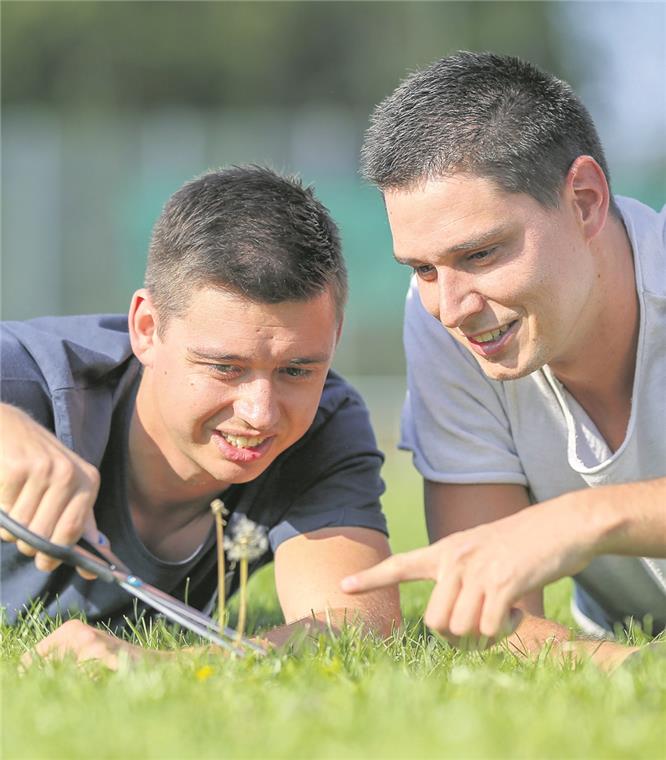 Die TSV-Vorstandsmitglieder Patrick Lex (links) und Steffen Klauss kümmern sich um den Rasen des Sportplatz Althütte. Foto: A. Becher