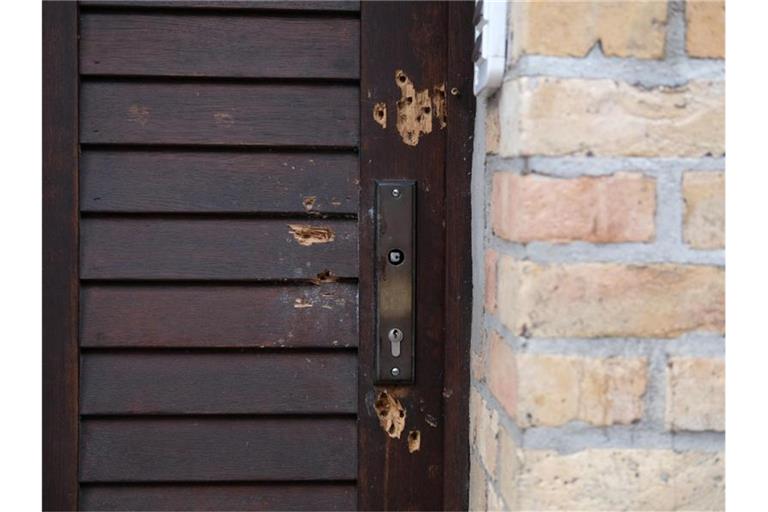 Die Tür der Synagoge ist bei dem Anschlag durch mehrere Schüsse beschädigt worden. Foto: Sebastian Willnow/dpa-Zentralbild/dpa