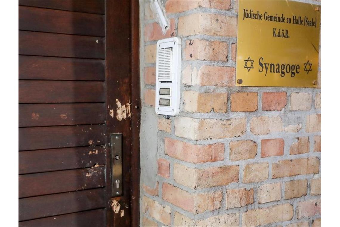 Die Tür der Synagoge weist Spuren von Beschuss auf. Bei dem Angriff legte der Täter auch selbstgebastelte Sprengsätze vor dem Gotteshaus ab. Foto: Jan Woitas/dpa-Zentralbild/dpa