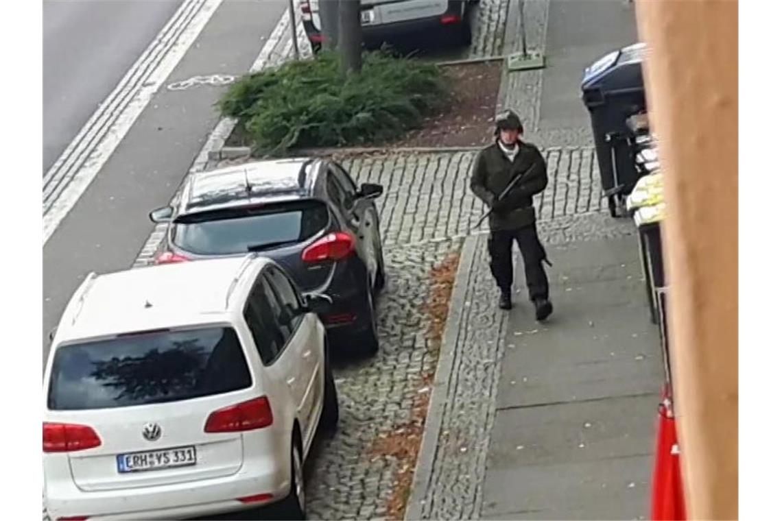 Die Tür der Synagoge weist Spuren von Beschuss auf. Bei dem Angriff legte der Täter auch selbstgebastelte Sprengsätze vor dem Gotteshaus ab. Foto: Jan Woitas/dpa-Zentralbild/dpa