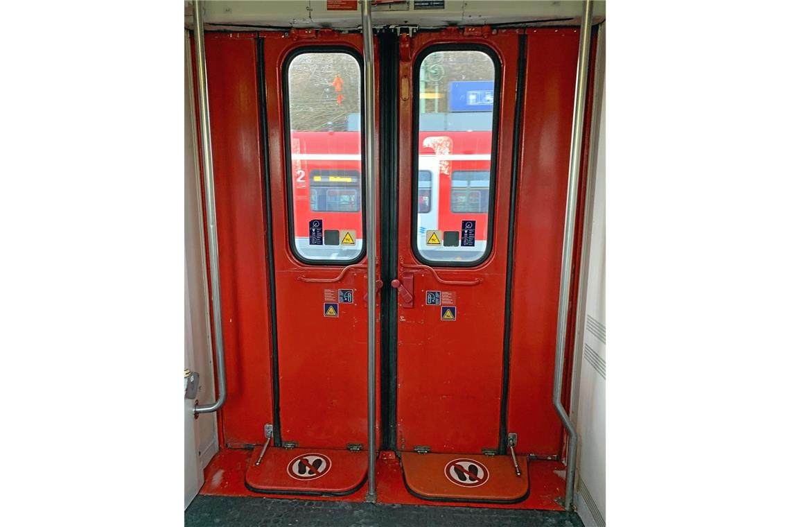 Alte Regionalzüge sind auf der Murrbahn unterwegs Die Türen müssen händisch geöffnet werden.