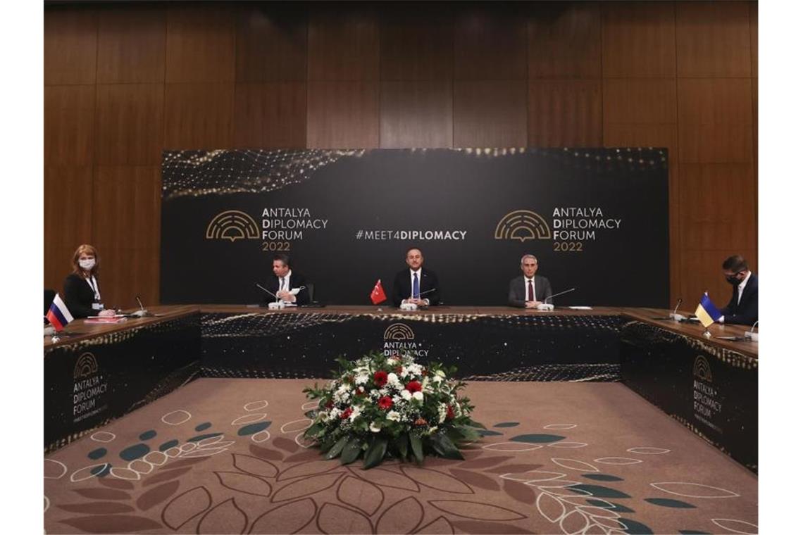 Lawrow: „Planen nicht, weitere Länder zu überfallen“ Die Türkei hatte sich als Vermittlerin zwischen der Ukraine und Russland angeboten - das Treffen von Kuleba und Lawrow fand deshalb in Antalya statt. Foto: Cem Ozdel/Turkish Foreign Ministry/AP/dpa