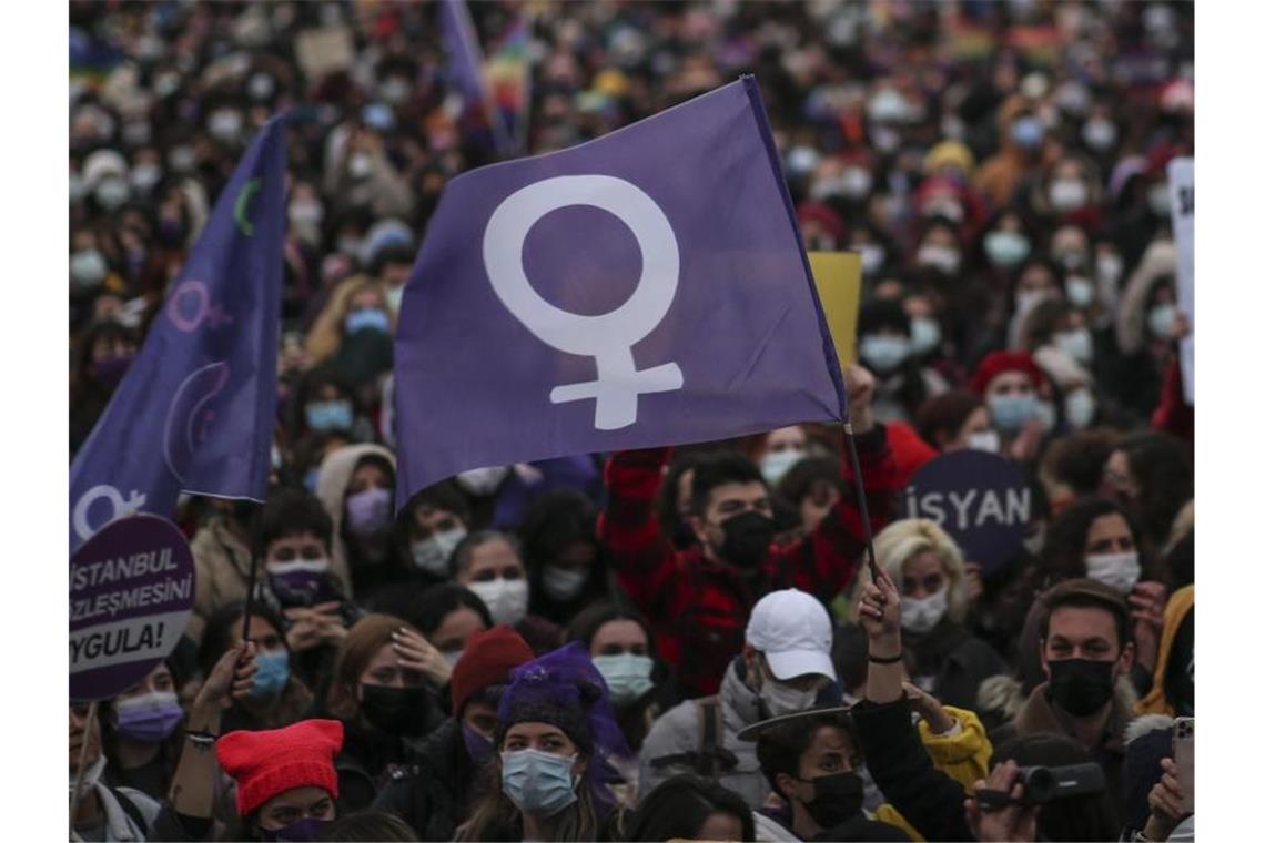 Die Türkei ist aus der Istanbul-Konvention des Europarats ausgetreten, die Gewalt gegen Frauen verhindern und bekämpfen soll. Foto: Emrah Gurel/AP/dpa