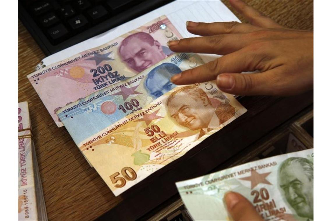 Die türkische Lira ist auf ein Rekordtief gefallen. Foto: Lefteris Pitarakis/AP/dpa