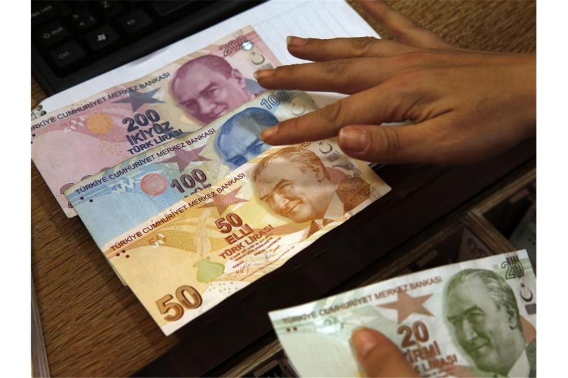 Die türkische Lira ist erneut eingebrochen. Foto: Lefteris Pitarakis/AP/dpa