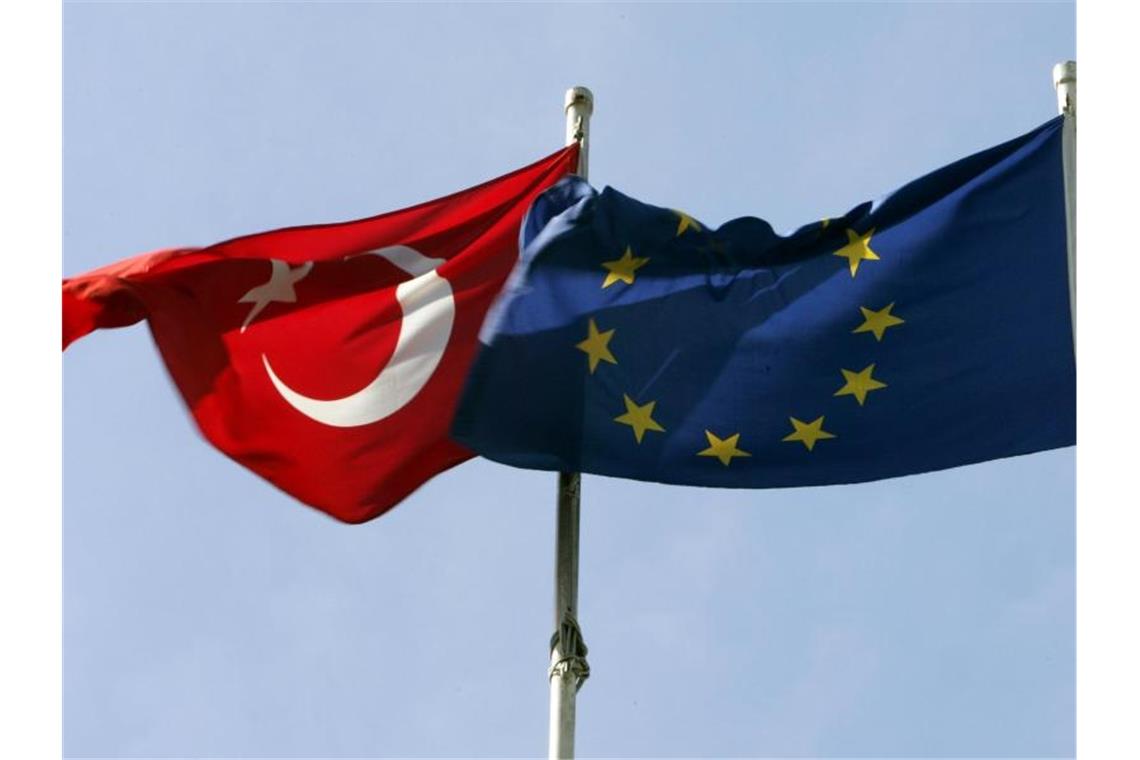 Athen fordert von Berlin Waffenembargo gegen die Türkei Die türkische und die europäische Flagge. Foto: epa Tolga Bozoglu/EPA/dpa