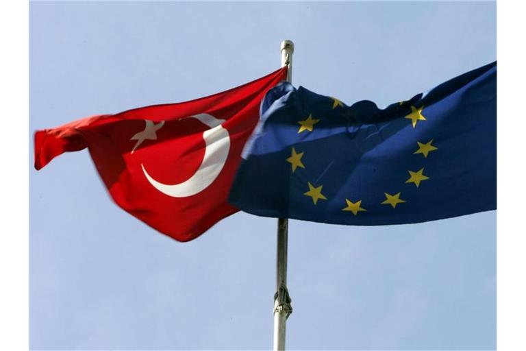Die türkische und die europäische Flagge. Zwischen Ankara und Brüssel kriselt es erneut. Foto: Tolga Bozoglu/EPA/dpa