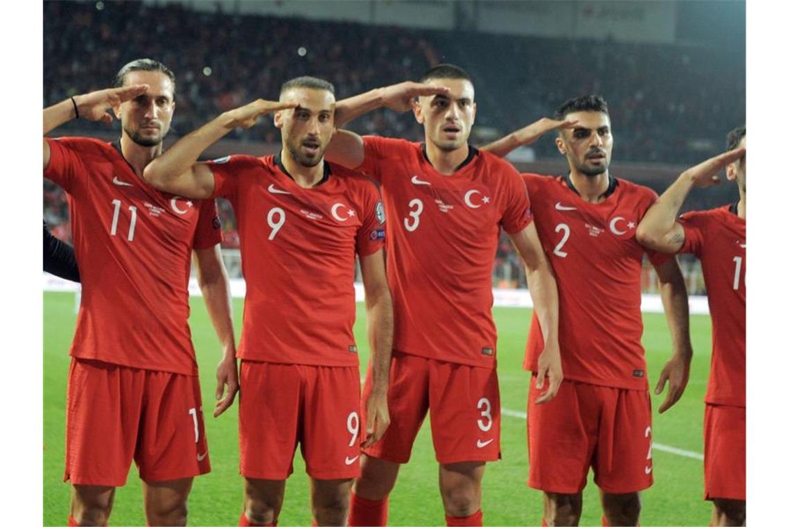 Die türkischen Nationalspieler hatten mit ihrem Salut-Torjubel für Aufsehen gesorgt. Foto: Uncredited/AP/dpa