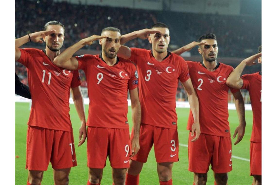 DFB: Keine Gelben und Roten Karten für Salut-Jubel Die türkischen Nationalspieler hatten mit ihrem Salut-Jubel für Aufsehen gesorgt. Foto: Uncredited/AP/dpa