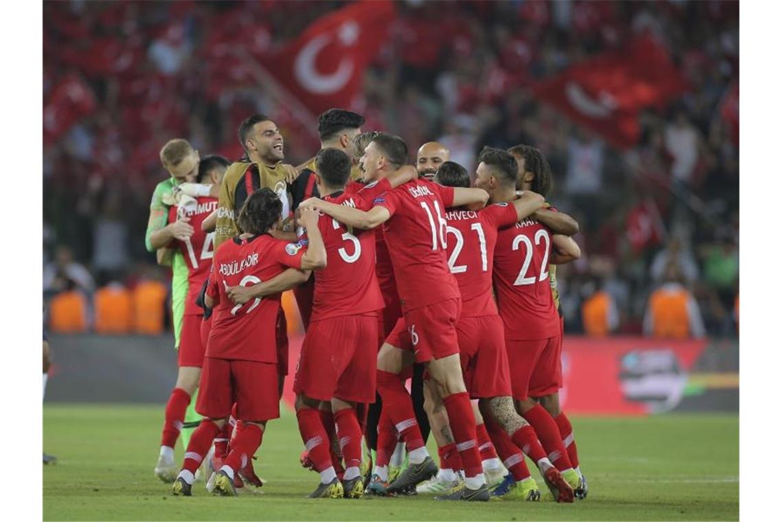 Türkei schockt Frankreich - Belgien und Italien souverän Die türkischen Spieler jubeln nach ihrem überraschenden Sieg gegen Frankreich. Foto: AP