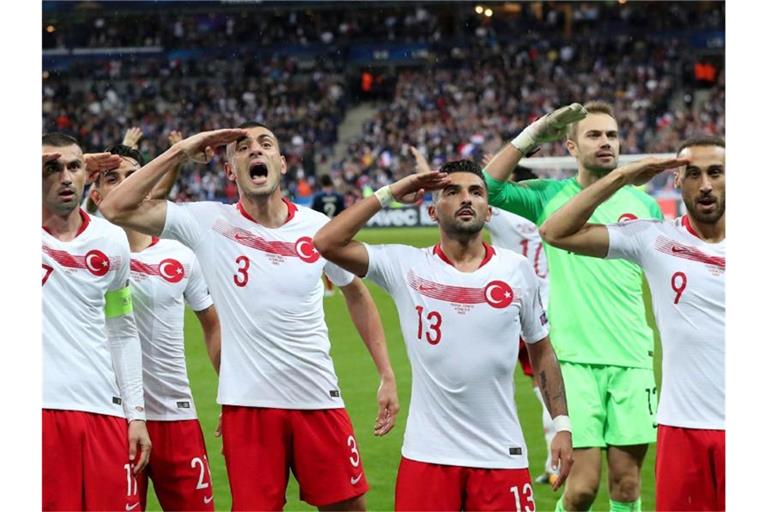 Die türkischen Spieler salutierten beim Spiel in Paris gegen Frankreich. Foto: Thibault Camus/AP/dpa