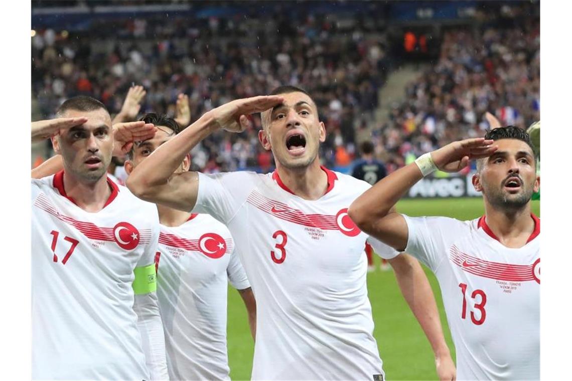 Die türkischen Spieler salutierten nach dem Spiel in Frankreich. Foto: Thibault Camus/AP/dpa