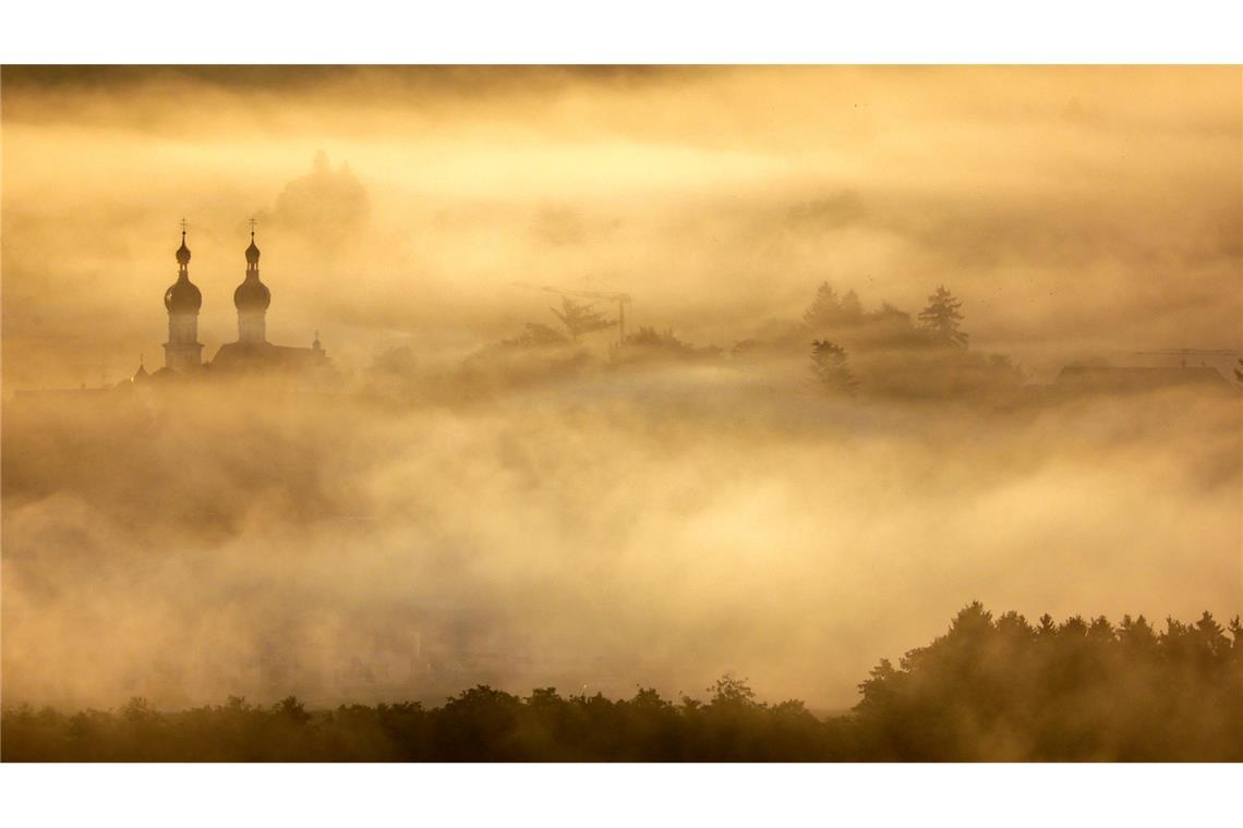 Bilder des Tages Die Türme St. Simon und Juda stehen im Morgennebel.
