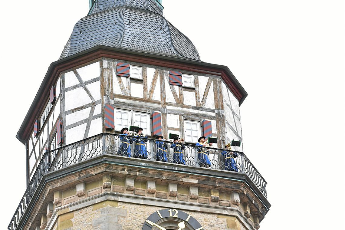 Die Turmbläser auf dem Stadtturm kurz vor der Eröffnung.Tulpenfrühling in Backna...