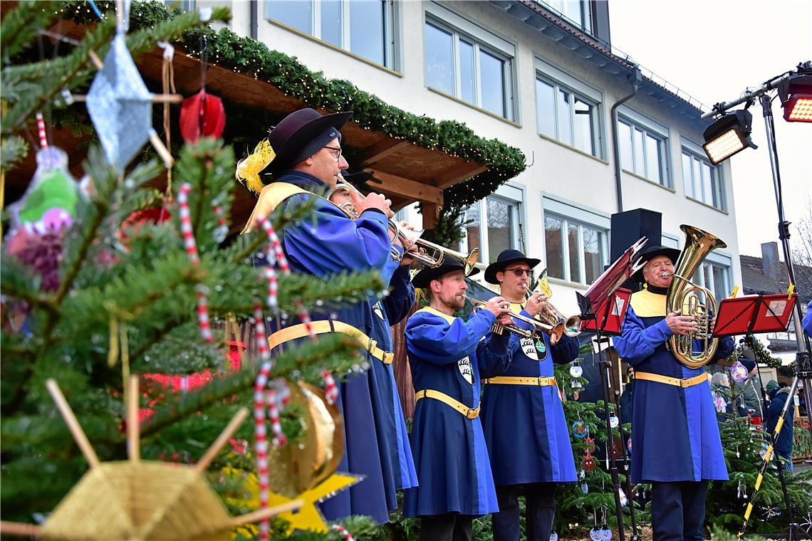 Die Turmbläser eröffnen des Weihnachtsmarkt. Weihnachtsmarkt in Backnang 2025. 4...