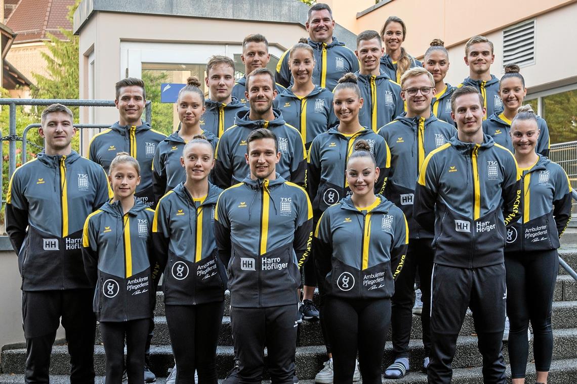 TSG Backnang Turnen: die Halle neu, der Kader stark verändert Die Turnerinnen und Turner um die Trainer Mark Warbanoff und Melanie Andergassen (oben) freuen sich auf die Herausforderungen. Für die TSG im Einsatz sind (hinten von links): Tim Tasol, Luis Ertel, Taina Griem, Luca Dörksen, Emma Osswald, Tom Fischer sowie Timo Bauer, Lisa Baumgart, Björn Kuhn, Melina Weller, Urs Böckheler, Aurelia Weller (Mitte) und Max Blessing, Marie Jahnle, Lisa Hunscha, Florian Ellinger, Felin Weißhaar, Bastian Wullert und Emely Pokorny (vorne). Auf dem Foto fehlen Lilli Braun und Noemi Schreiber. Foto: Chris Cocks