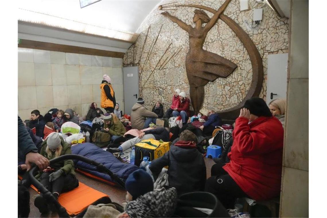 Die U-Bahn in Kiew soll Schutz vor den russischen Angriffen bieten. Foto: Efrem Lukatsky/AP/dpa