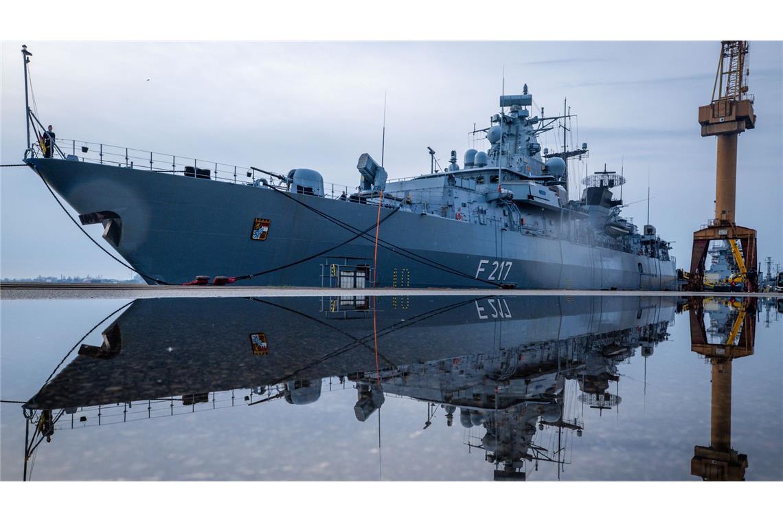 Die U-Boot-Jagdfregatte "Bayern" liegt vor einer Übungsfahrt auf der Ostsee am Kai im Marinearsenal.