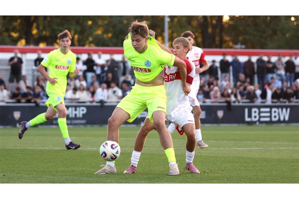Die U17 der Kickers mit Aid Krak (vorne) verlor nach dem unerwarteten Derby-Sieg beim VfB nun ebenso unerwartet gegen den SV Waldhof.