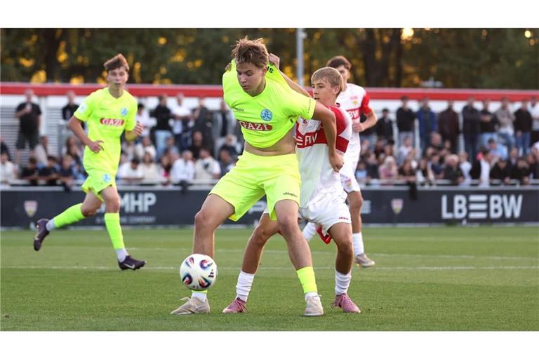 Die U17 der Kickers mit Aid Krak (vorne) verlor nach dem unerwarteten Derby-Sieg beim VfB nun ebenso unerwartet gegen den SV Waldhof.