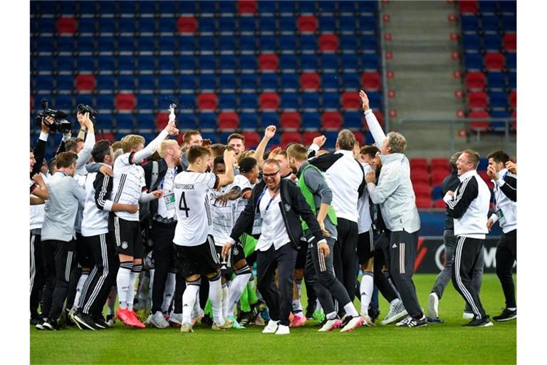 Die U21-Spieler jubeln nach dem Spiel. Foto: Marton Monus/dpa