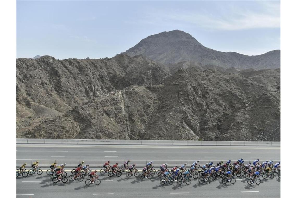 Quarantäne, Absagen, Angst: Sport tief in Corona-Nöten Die UAE Tour der Radprofis wurde nach fünf Etappen abgesagt. Foto: Fabio Ferrari/Lapresse via ZUMA Press/dpa