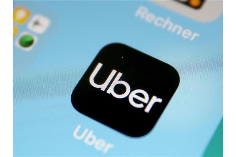 Die Uber App auf einem Smartphone. Foto: Oliver Berg/dpa/Archivbild