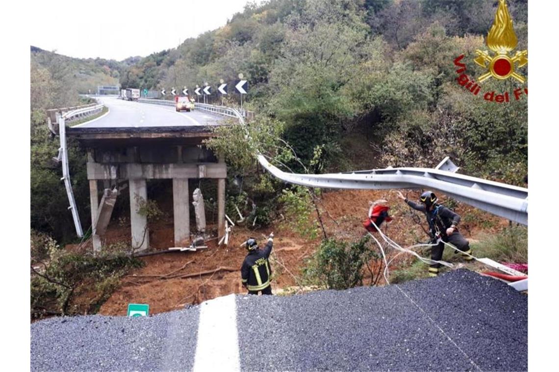 Italien: Autobahnbrücke nach Unwettern eingestürzt Die Überreste des Autobahnviadukts an der A6 in Richtung Turin. Foto: Uncredited/Vigili del Fuoco/AP/dpa