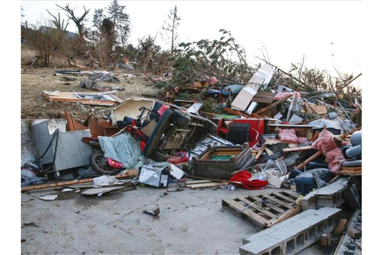 Die Überreste eines Hauses liegen nach einem Tornado im US-Bundesstaat Iowa zwischen Trümmern verstreut. Foto: Bryon Houlgrave/The Des Moines Register/AP/dpa